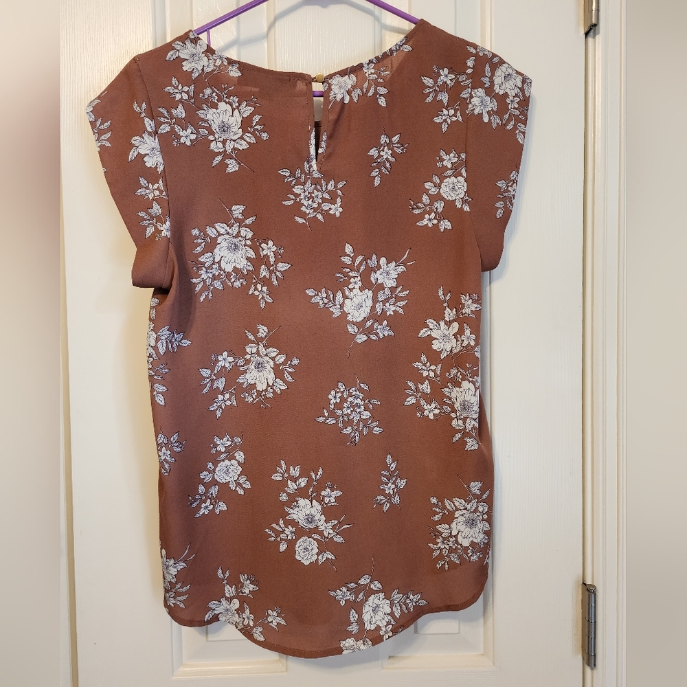 Nice work top. Very gently worn! Light brown with black/white flowers. Size M